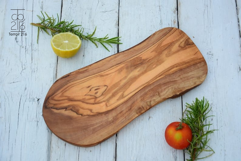 Olivenholz-Schneidebrett mit natürlichen Formen 30 cm
